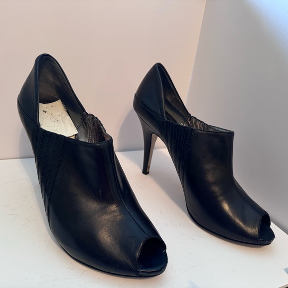 Beautiful 4’ leather heel by Guess - Picture 7 of 8